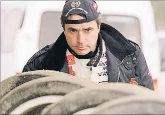  ?? FOTO: PEP MORATA ?? Sainz, detallista como pocos, mirando el estado de unos neumáticos en el Mundial de Rallies