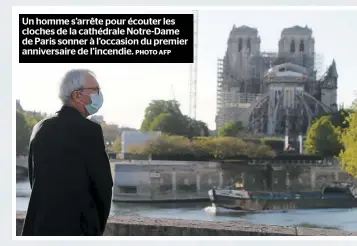  ?? PHOTO AFP ?? Un homme s’arrête pour écouter les cloches de la cathédrale Notre-Dame de Paris sonner à l’occasion du premier anniversai­re de l’incendie.