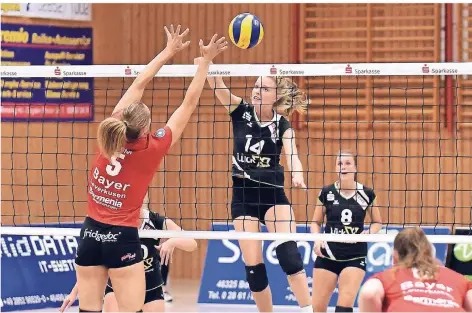  ?? FOTO: BWD ?? Obwohl BW Dingden – hier Andrea Harbring (Nummer 14) und Maike Schmitz – erneut ordentlich spielte, stand wieder eine Niederlage zu Buche.