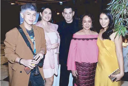  ??  ?? — Photo Netflix/Magic Liwanag Also at the dinner (from left): BJ Pascual, Ruffa Gutierrez, Raymond Gutierrez with Gloria and Belle…