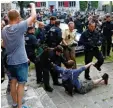  ?? Foto: dpa ?? Bei den Protesten in Nürnberg kam es zu tumultarti­gen Szenen.