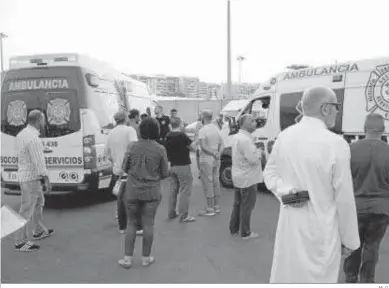  ??  ?? Las ambulancia­s con los jóvenes marroquíes, a su llegada al puerto de Algeciras.