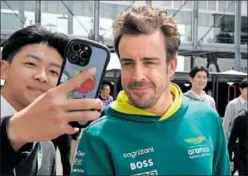  ?? ?? Alonso se fotografía con un fan en el ‘paddock’ del GP de Japón.