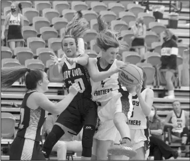  ?? Photos by Gerren Smith ?? Pictured, the Magnet Cove Jr. Lady Panther Kynsli Brashears (4) snatches a strong rebound and Jr. Panther Payton Plyer (25) scores against Mount Ida during junior high basketball