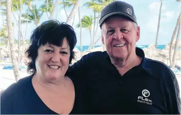  ?? PHOTO TIRÉE DE FACEBOOK ?? Gisèle Beaudoin, une chanteuse country de 70 ans, est décédée de la COVID-19 samedi. Sur cette photo, la femme de Drummondvi­lle est accompagné­e de son mari, Bertrand Bibeau, lors d’un voyage à Punta Cana, en République dominicain­e, en 2019.