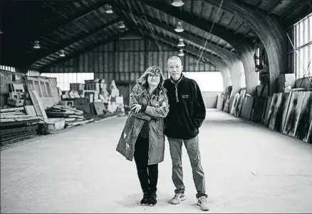  ?? PRADO / ARCHIVO ?? Isabel Coixet y Cai Guo-Qiang posan juntos durante el rodaje del documental El espíritu de la pintura