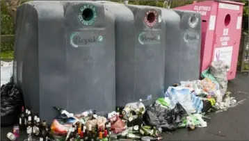  ??  ?? Don’t dump at the bottle banks this Christmas.