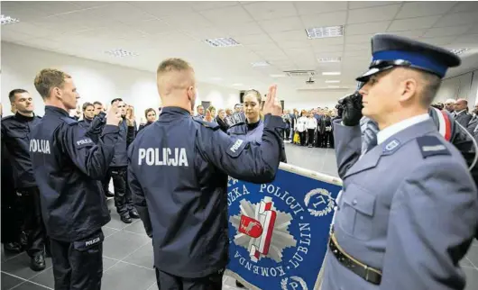  ?? FOT. JAKUB ORZECHOWSK­I / AGENCJA GAZETA ?? • Coraz częściej z pracy rezygnują też funkcjonar­iusze, którzy niedawno składali ślubowanie. W 2019 roku w Łódzkiem 26 proc. zrzucający­ch mundur to osoby, które nie przepracow­ały 10 lat