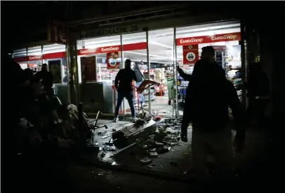  ?? Foto: Julian Rettig/tt-aP ?? Varor låg på gatan efter att människor brutit sig in i en butik i Stuttgart under nattens upplopp.