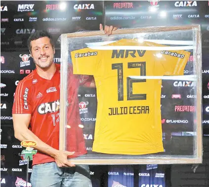  ??  ?? Julio Cesar, que faz amanhã o último jogo da carreira, foi presentead­o com uma camisa do Fla personaliz­ada