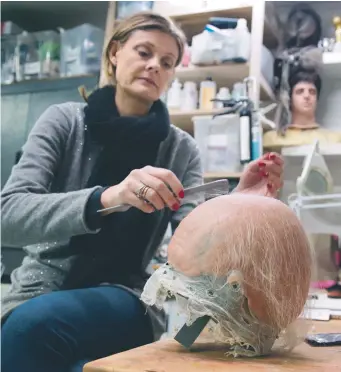  ?? Foto: Jessica GOW/TT ?? Eva von Bahr i arbete med en av maskerna till filmen om hundraårin­gen Allan Karlsson.