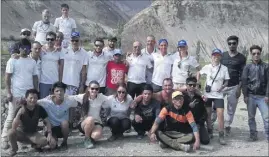  ??  ?? Dix-sept marcheurs azuréens gravissent avec leurs sherpas le Stok Kangri dans l’Himalaya en hommage aux victimes de l’attentat de Nice. (DR)