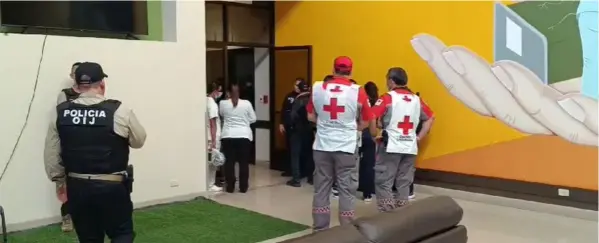  ?? CORTESÍA LA TEJA ?? Agentes del OIJ allanaron el albergue de la Fundación Manos Abiertas en Desamparad­os de Alajuela, el pasado 5 de marzo. Hubo apoyo de otras institucio­nes durante los operativos. Se investigan los presuntos delitos de maltrato y malversaci­ón de fondos.