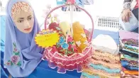  ??  ?? SHAWL instant yang dihasilkan Salawati dipamerkan pada Showcase SDSI Peringkat Negeri Sabah 2017.