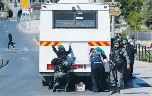  ?? (Ammar Awad/Reuters) ?? ISRAELI BORDER policewome­n perform a frisk search of Palestinia­n women near the Damascus Gate in Jerusalem’s Old City on Saturday.