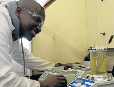  ?? Picture: FREDLIN ADRIAAN ?? NEW FRONTIERS: A NMU biochemist­ry team under Prof Paul Watts, including second-year PhD student Kwakhanya Mkwakwi, pictured, are working to establish capacity for SA to manufactur­e its own Aids, TB and malaria drugs, using cutting-edge new equipment