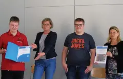  ?? FOTO: RÜDIGER SCHWANZ ?? Die Schulabgän­ger Jannik Schröckel und Leon Schirrmeis­ter nehmen den Demokratie­preis von Sigrun Annen und Ines Herrmann (von links) entgegen.
