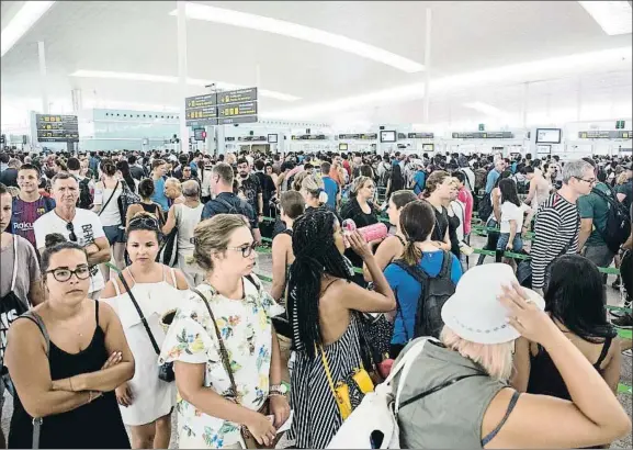  ?? PAANA JIMÉNEZ ?? Pasajeros indignados.El Prat vivió otra jornada de esperas en la segunda jornada de huelga oficial en los filtros de seguridad