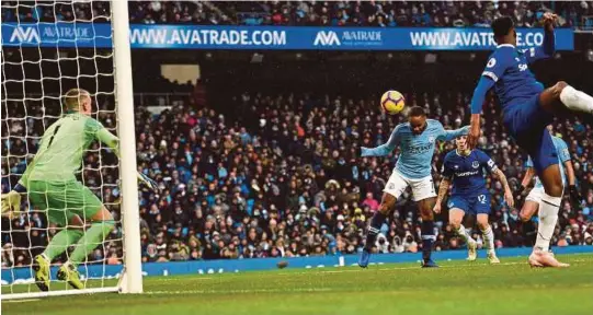  ?? [ FOTO AFP ] ?? Sterling menjaringk­an gol ketiga City ketika membantu pasukannya menewaskan Everton di Stadium Etihad, kelmarin.