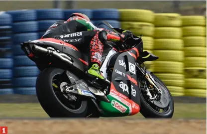  ??  ?? 1 [1] APRILIA Si Lorenzo Savadori a signé la meilleure qualificat­ion de sa carrière en Motogp au Mans et qu’aleix Espargaro était sur le point, le lendemain, de signer le meilleur résultat d’aprilia en catégorie reine dans la Sarthe, tout est parti en fumée en quelques minutes. Les deux RS-GP ont été contrainte­s à l’abandon, sur problème mécanique. Dur ! [2] ET MAINTENANT ? C’est que les deux garçons nous font devenir gourmands, mine de rien. Et, aujourd’hui, une chose est certaine: Johann Zarco et Fabio Quartararo vont continuer sur leur dynamique. Inutile de dire qu’on s’en languit déjà...