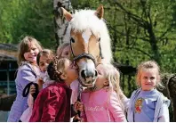  ??  ?? In Langenfeld kommen Mädchen den geliebten Pferden ganz nahe.
