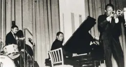  ?? BILD: ARCHIV ?? Schlagzeug­er Jimmy Cobb (von links) mit Pianist Wynton Kelly und Miles Davis auf Europa-Tournee 1960