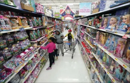  ?? DAVID J. PHILLIP — THE ASSOCIATED PRESS FILE ?? Shoppers look at toys at a Walmart Supercente­r in Houston. Walmart Inc. reported earnings Thursday.