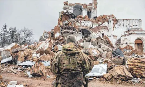  ?? FOTO: SAMEER AL-DOUMY/AFP ?? Kämpfer vor einem zerstörten Kloster im ostukraini­schen Dolyna: Der Ukrainekon­flikt droht zum Langzeitko­nflikt zu werden.