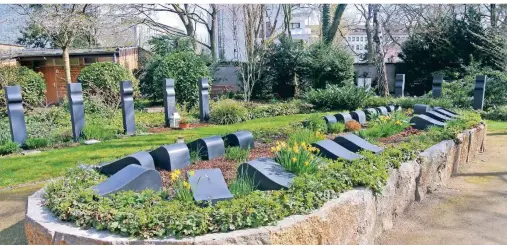  ?? FOTO: BDB ?? Urnengemei­nschaftsgr­äber bieten im Unterschie­d zu Rasengräbe­rn den großen Vorteil, einen konkreten Ort für die Trauerbewä­ltigung zu haben.