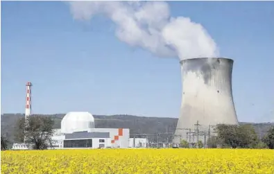  ?? Arnd Wiegmann / Reuters ?? Un campo de colza frente a la central nuclear de Leibstadt, en Suiza.