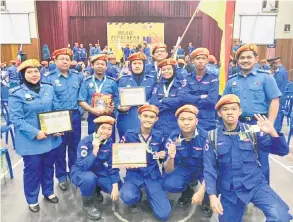  ??  ?? CIPTA KEJUTAN: Pasukan Pispa Kolej Komuniti Sarawak meraikan kemenangan selepas muncul naib juara ‘Skill Challenge’ pada Himpunan Pertahanan Awam (Hipa) 4.0 Kebangsaan yang berakhir kelmarin.