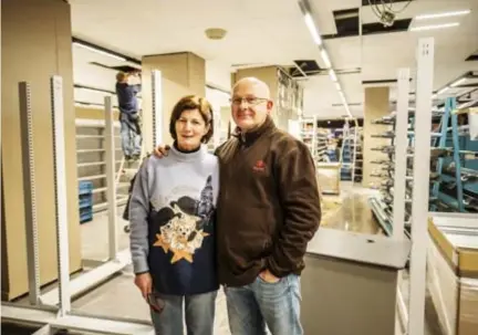  ?? FOTO VICTORIANO MORENO ?? Katrien en Joost Sierens hebben nog wat werk voor de boeg. Vrijdag gaat de vernieuwde buurtsuper­markt Carrefour op de Turnhoutse­baan na vijf dagen grondige renovatie opnieuw open.