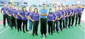  ??  ?? VICKNESWAR­AN (depan tengah) mengepalai barisan pengadil semasa Kejohanan Badminton KKCBA Remaja dan Veteran 2018 di Olympia Badminton Arena baru-baru ini.