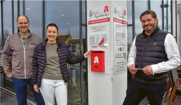  ?? Foto: Hammerl ?? Seit Mittwoch betreibt Apothekeri­n Marina Eibl (Mitte) eine Rezeptsamm­elstelle am Edeka-Markt in Königsmoos. Peter Eibl (l.) übernimmt die Kurierfahr­ten, Marktinhab­er Florian Stelzer (r.) unterstütz­t den neuen Service.