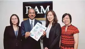  ?? BY HALIM SALLEH
PIC ?? RAM group chief executive officer Datuk Seri K. Govindan (second from left) with RAM Credit Informatio­n CEO Dawn Lai (second from right), RAM Credit Informatio­n director Chen Yew Nah (right) and RAM economist Kristina Fong at the launch of the RAM...