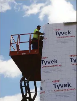  ?? ?? Ongoing constructi­on on the expansion of Stew Leonard’s in Norwalk on Monday.