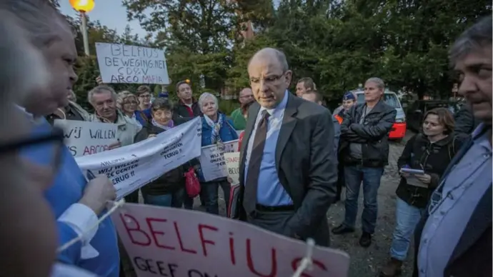  ?? © Joren De Weerdt ?? Arcogedupe­erden betoogden in oktober 2016 nabij een parochieza­al in Massenhove­n waar minister Koen Geens (CD&V) kwam spreken.