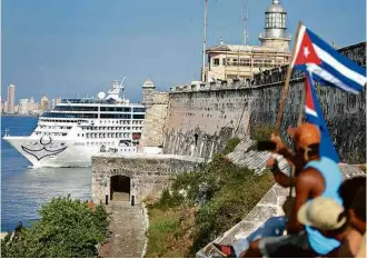  ?? Alexandre Meneghini/Reuters ?? Navio de cruzeiro da Carnival chega a Havana, nesta segunda (2), em meio a celebraçõe­s