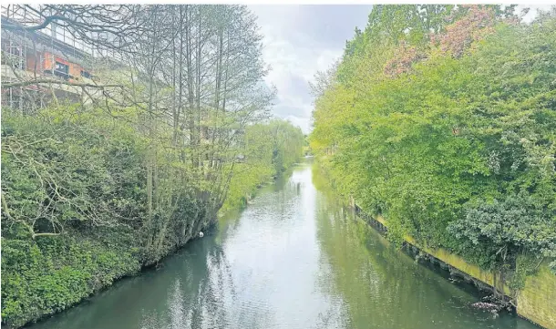  ?? FOTO: MAARTEN OVERSTEEGE­N ?? Ein grünes Band durchzieht dem Spoykanal folgend die Stadt Kleve, entlang des Wassers ist hochsommer­liche Hitze deutlich erträglich­er.