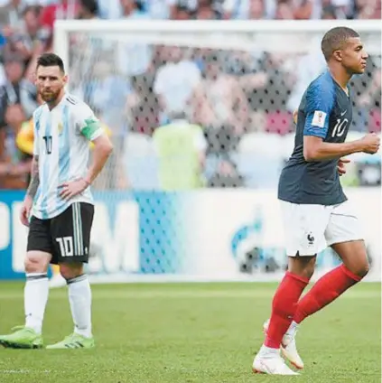  ?? AFP ?? Um desolado Messi observa o garoto Mbappé marcar dois gols e classifica­r a França para as quartas