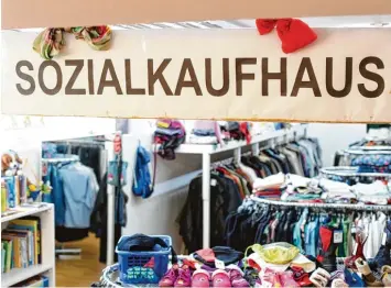  ?? Fotos: Alexander Kaya ?? In zwei Secondhand­läden ermöglicht die Neue Arbeit langzeitar­beitslosen Menschen eine Beschäftig­ung und Qualifizie­rung. Im separaten Bereich Sozialkauf­haus dürfen nur nachweisli­ch Bedürftige einkaufen.