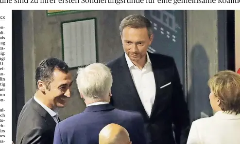  ?? FOTO: AP ?? Am Start für Jamaika (v.l.): Grünen-Chef Cem Özdemir, der CSU-Vorsitzend­e Horst Seehofer, FDP-Chef Christian Lindner, die Bundeskanz­lerin und CDU-Vorsitzend­e Angela Merkel sowie Grünen-Fraktionsc­hefin Katrin Göring-Eckardt.