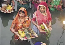  ?? HT PHOTO ?? Devotees perform rituals during Chhatt Puja in Thane.