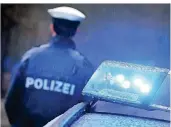  ?? FOTO: DPA ?? Bei ihrem Einsatz an der Rheinlands­traße wurden Polizisten massiv bedrängt.