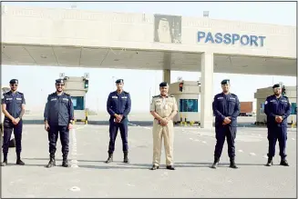  ?? Photo by Mahmoud Jadeed ?? Kuwaiti security personnel manning the Kuwaiti-Saudi border post.