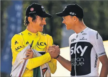  ??  ?? UNIDOS. Geraint Thomas y Chris Froome, primero y tercero del Tour, se saludan en el podio.