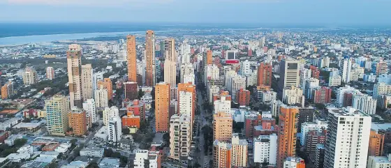  ?? FERNANDO OROZCO, ORLANDO AMADOR, CÉSAR BOLÍVAR, HANSEL VÁSQUEZ Y JOSEFINA VILLARREAL ?? Panorámica reciente del norte de Barranquil­la con el río Magdalena de fondo, y en la que se logra apreciar el crecimient­o urbanístic­o en esta zona de la ciudad.