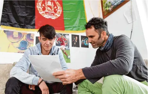  ?? Foto: Silvio Wyszengrad ?? Der Afghane Zabiullah hat einen Ausbildung­splatz zum Einzelhand­elskaufman­n erhalten. Heilpädago­ge Roi Kfir (links) kümmert sich um den jungen Mann, der in einer Wohn gruppe für unbegleite­te Flüchtling­e lebt.