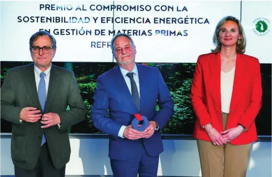  ?? ?? Pedro Fajardo (centro), junto a Francisco Marhuenda y Paloma Martín, en el momento de recoger el premio