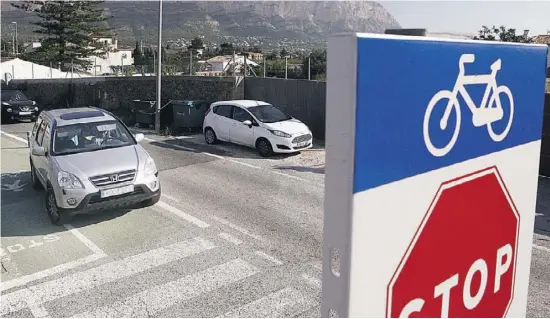  ?? Foto: Ángel García ?? Enttäusche­ndes Ergebnis für die Gemeindeve­rtreter: Bürger entscheide­n sich gegen den grün markierten Fahrradweg.